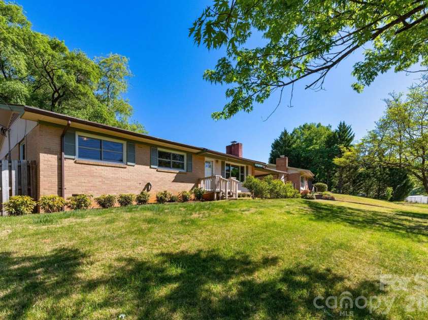 40 Wagon Road, Asheville, NC 28805.  MLS# CAR4371904, YatesRealty ID 20867. Front of Home