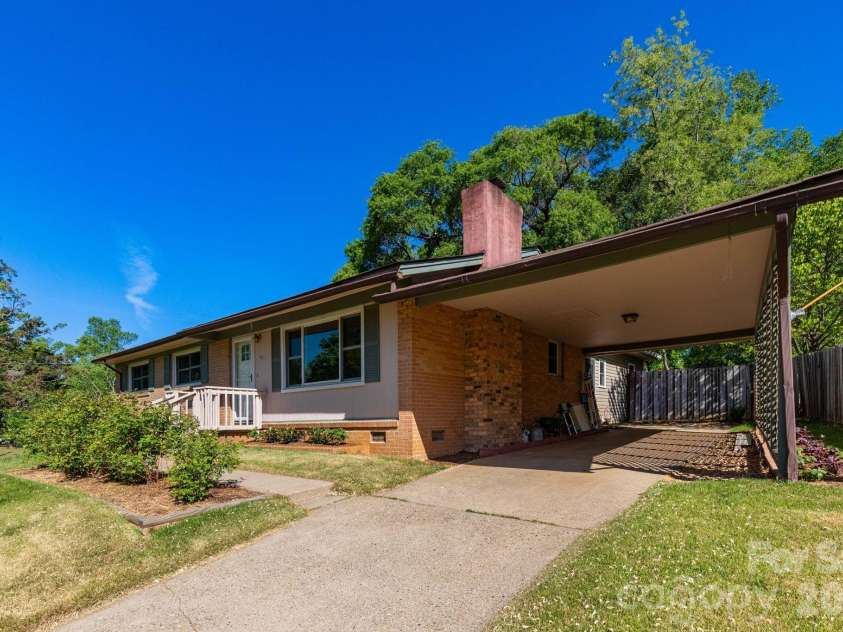 40 Wagon Road, Asheville, NC 28805.  MLS# CAR4371904, YatesRealty ID 20867. Front of Home