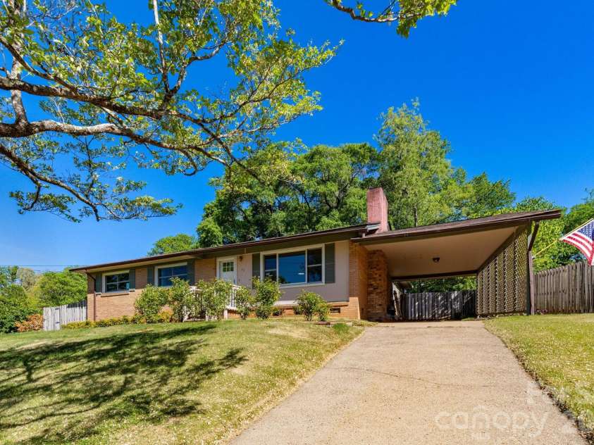 40 Wagon Road, Asheville, NC 28805.  MLS# CAR4371904, YatesRealty ID 20867. Front Yard