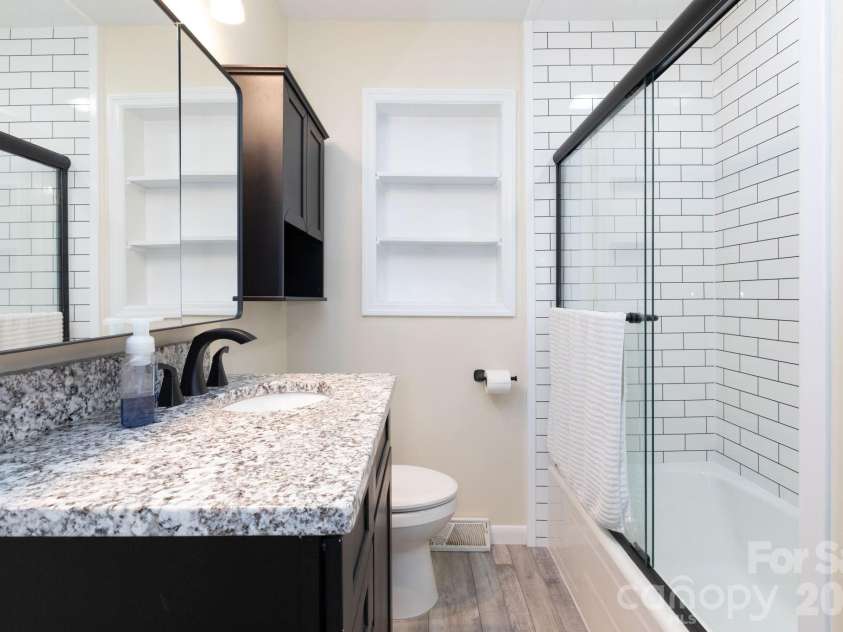 40 Wagon Road, Asheville, NC 28805.  MLS# CAR4371904, YatesRealty ID 20867. Hall Full Bathroom
