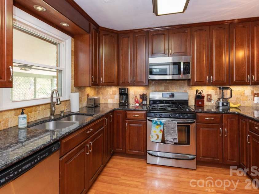 40 Wagon Road, Asheville, NC 28805.  MLS# CAR4371904, YatesRealty ID 20867. Kitchen