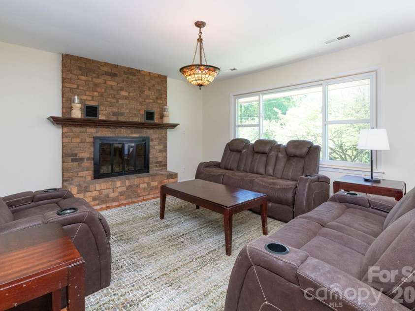40 Wagon Road, Asheville, NC 28805.  MLS# CAR4371904, YatesRealty ID 20867. Living Room