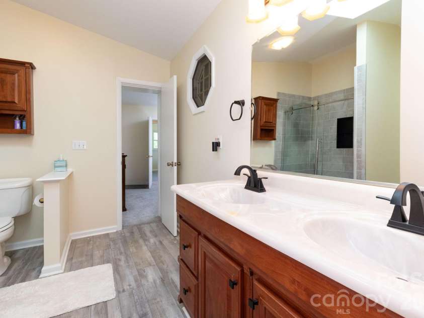 40 Wagon Road, Asheville, NC 28805.  MLS# CAR4371904, YatesRealty ID 20867. Primary Bathroom