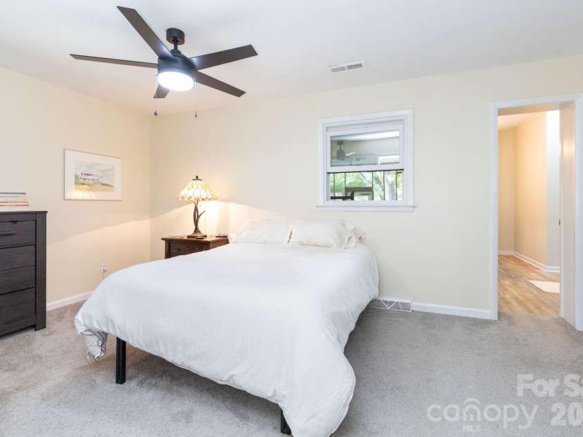 40 Wagon Road, Asheville, NC 28805.  MLS# CAR4371904, YatesRealty ID 20867. Primary Bedroom