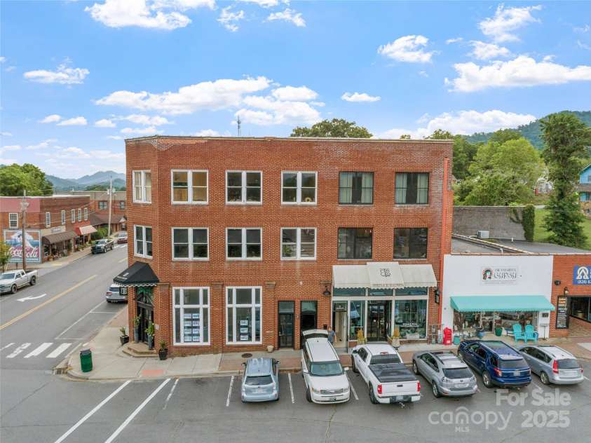 5 Town Square, Burnsville, NC 28714.  MLS# CAR4284216, YatesRealty ID 20869. 