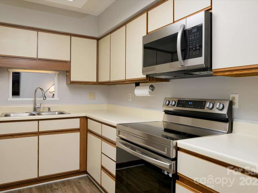 825 21st Avenue, Hickory, NC 28601.  MLS# CAR4273110, YatesRealty ID 20869. 