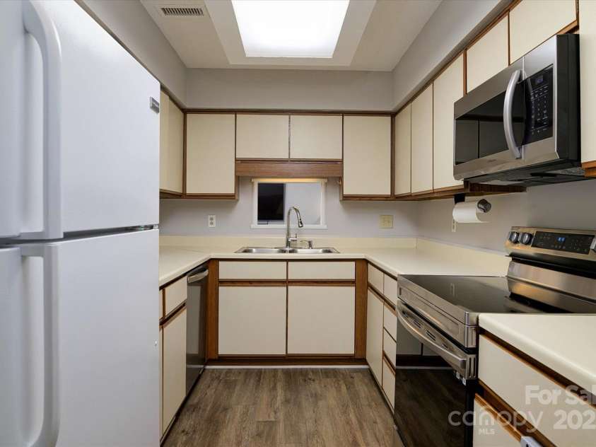 825 21st Avenue, Hickory, NC 28601.  MLS# CAR4273110, YatesRealty ID 20869. 