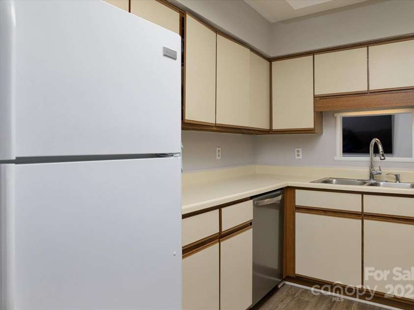 825 21st Avenue, Hickory, NC 28601.  MLS# CAR4273110, YatesRealty ID 20869. 