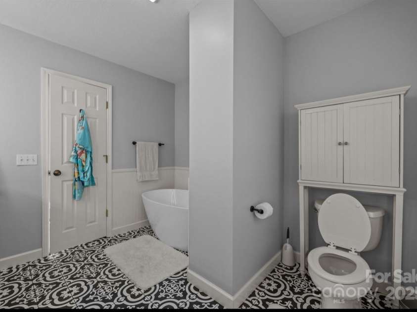 42 Surrey Run, Asheville, NC 28803.  MLS# CAR4285400, YatesRealty ID 2087. Upstairs full bathroom