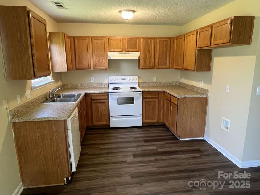 6130 Sid Crane Drive, Charlotte, NC 28216.  MLS# CAR4272689, YatesRealty ID 20870. 