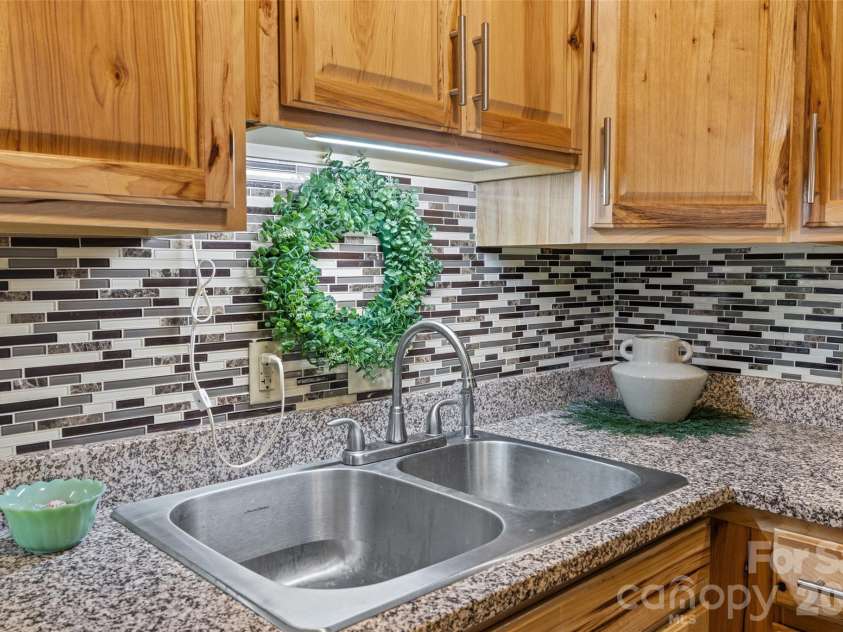 2636 Park Road, Charlotte, NC 28209.  MLS# CAR4359644, YatesRealty ID 20873. 