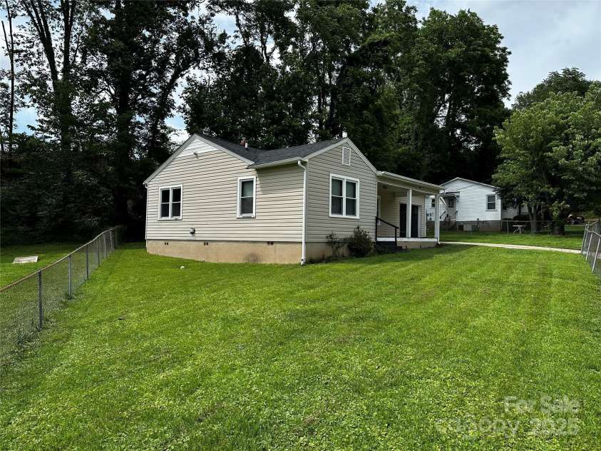 1116 Lenoir Avenue, Lenoir, NC 28645.  MLS# CAR4273431, YatesRealty ID 20876. 