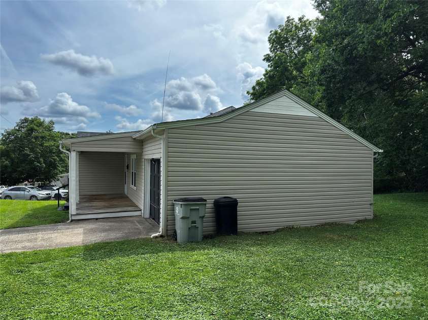 1116 Lenoir Avenue, Lenoir, NC 28645.  MLS# CAR4273431, YatesRealty ID 20876. 