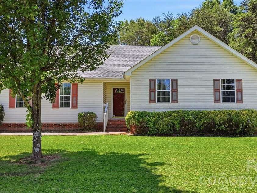 411 Patio Road, Easley, SC 29642.  MLS# CAR4377596, YatesRealty ID 20876. 