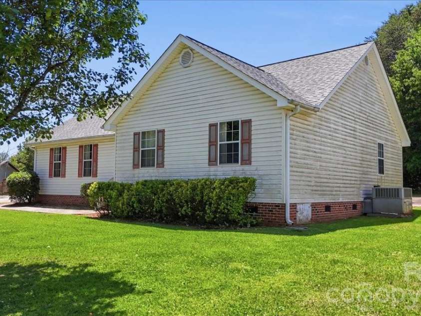 411 Patio Road, Easley, SC 29642.  MLS# CAR4377596, YatesRealty ID 20876. 