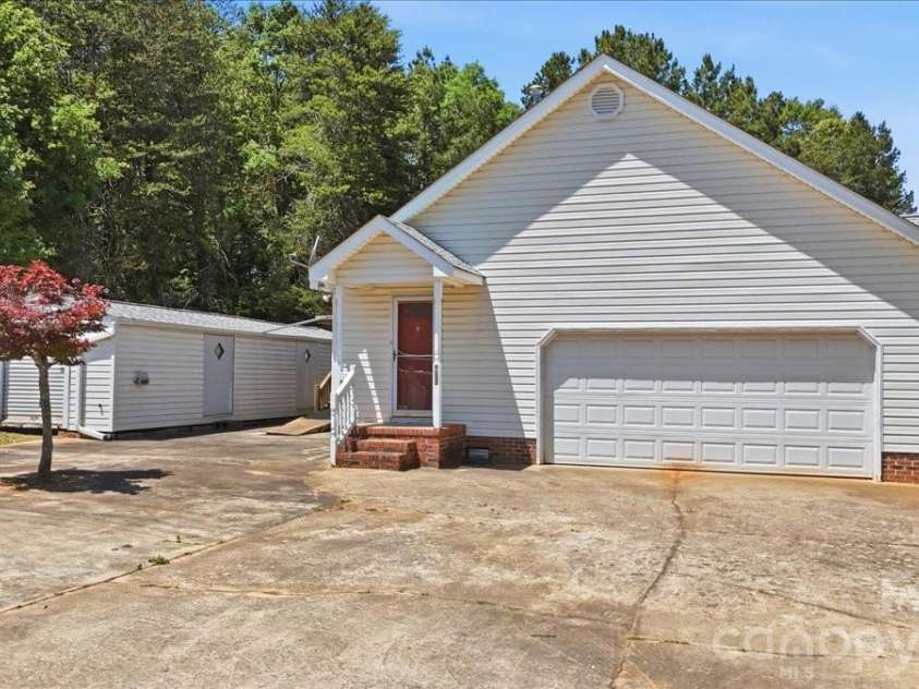411 Patio Road, Easley, SC 29642.  MLS# CAR4377596, YatesRealty ID 20876. 