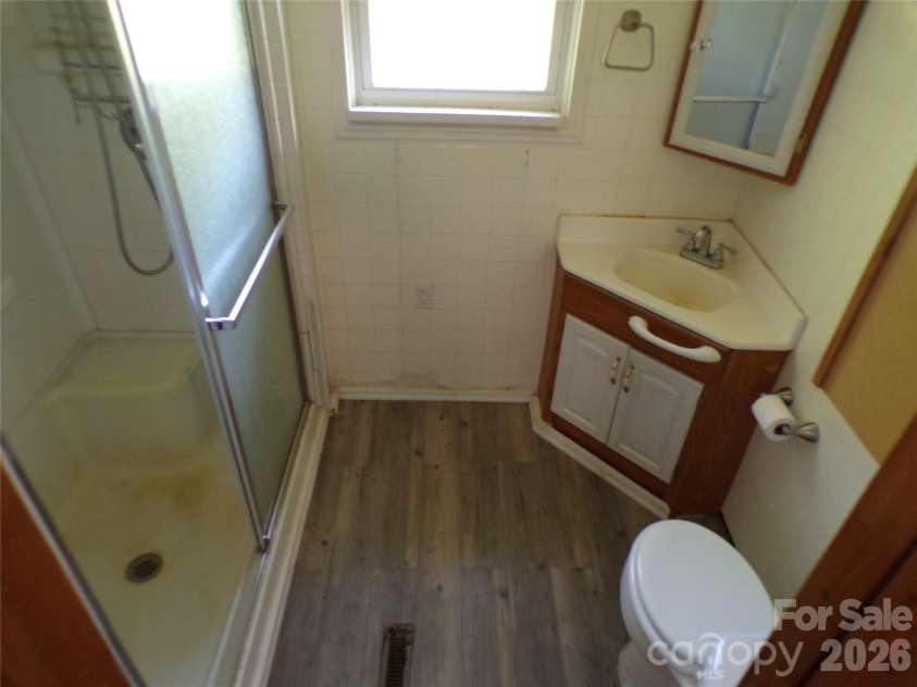 145 Kirks Drive, Hot Springs, NC 28743.  MLS# CAR4375792, YatesRealty ID 20880. Bathroom