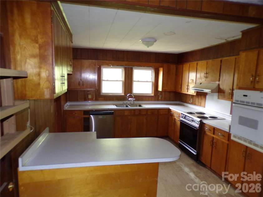 145 Kirks Drive, Hot Springs, NC 28743.  MLS# CAR4375792, YatesRealty ID 20880. Kitchen
