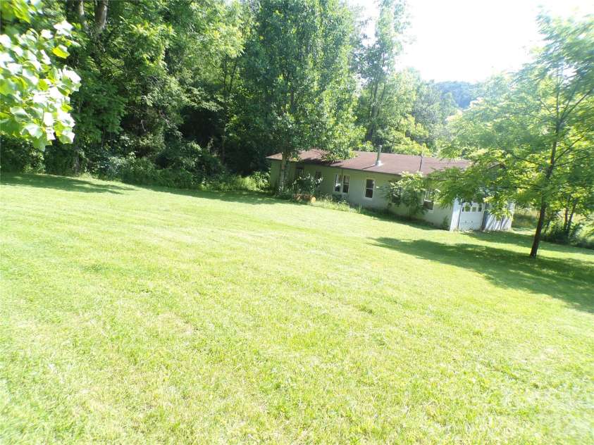 145 Kirks Drive, Hot Springs, NC 28743.  MLS# CAR4375792, YatesRealty ID 20880. Side yard