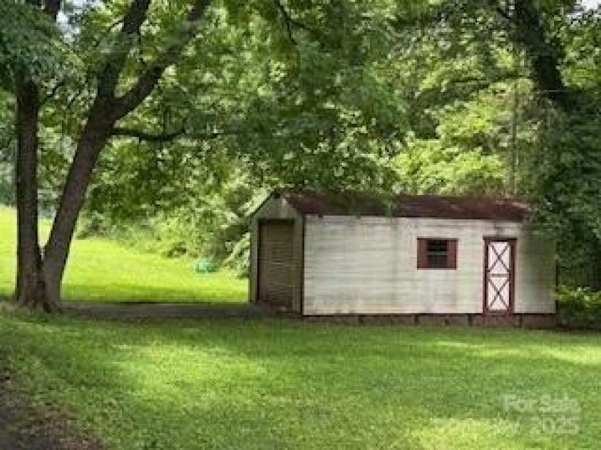 40 Robinson Holler Drive, Marion, NC 28752.  MLS# CAR4273605, YatesRealty ID 20880. Metal outbuilding