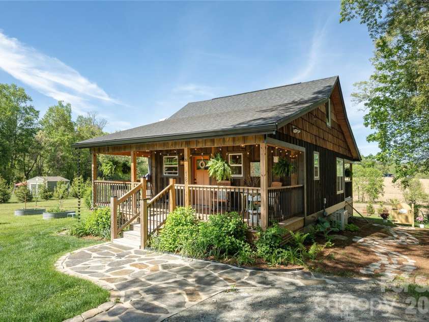 18 Bear View Drive, Hendersonville, NC 28792.  MLS# CAR4376417, YatesRealty ID 20881. 