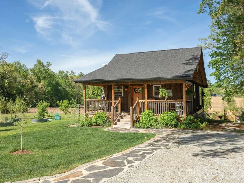 18 Bear View Drive, Hendersonville, NC 28792.  MLS# CAR4376417, YatesRealty ID 20881. 