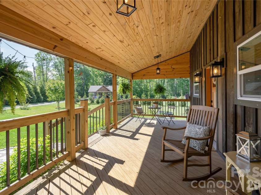 18 Bear View Drive, Hendersonville, NC 28792.  MLS# CAR4376417, YatesRealty ID 20881. 