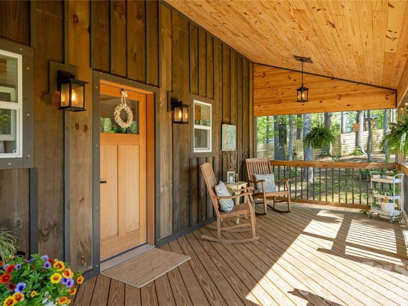 18 Bear View Drive, Hendersonville, NC 28792.  MLS# CAR4376417, YatesRealty ID 20881. 