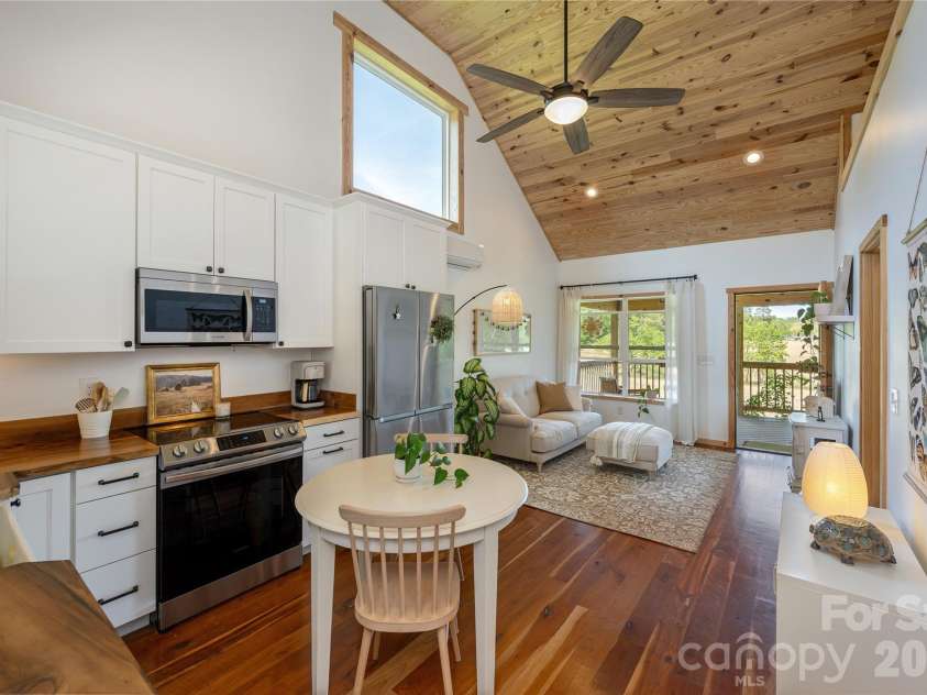 18 Bear View Drive, Hendersonville, NC 28792.  MLS# CAR4376417, YatesRealty ID 20881. 