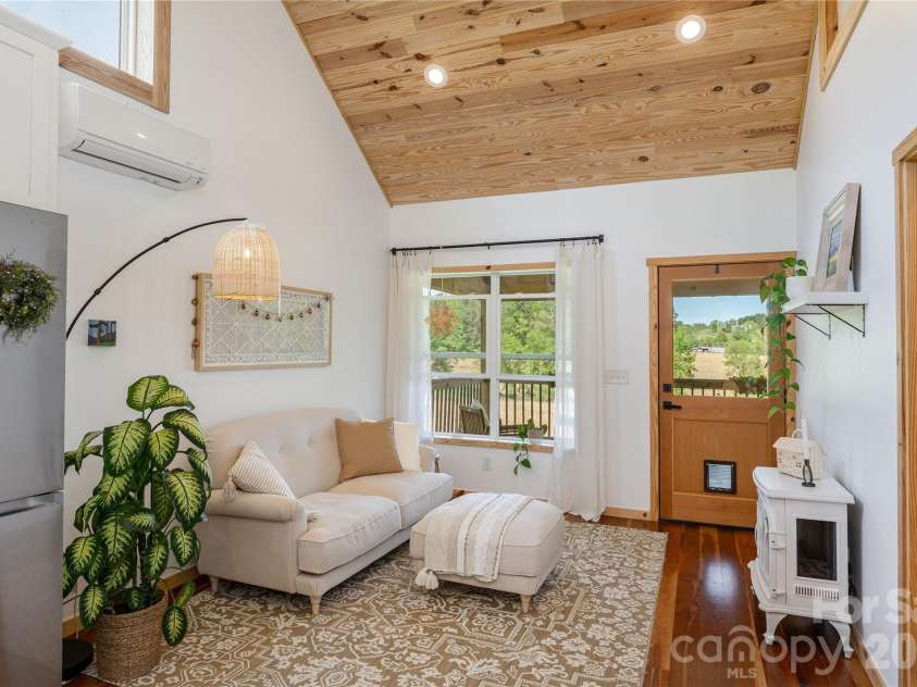 18 Bear View Drive, Hendersonville, NC 28792.  MLS# CAR4376417, YatesRealty ID 20881. 