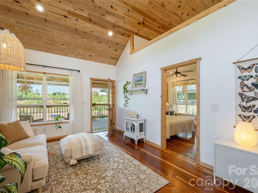18 Bear View Drive, Hendersonville, NC 28792.  MLS# CAR4376417, YatesRealty ID 20881. 