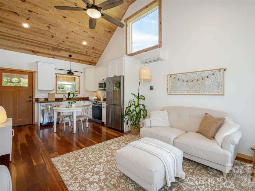 18 Bear View Drive, Hendersonville, NC 28792.  MLS# CAR4376417, YatesRealty ID 20881. 