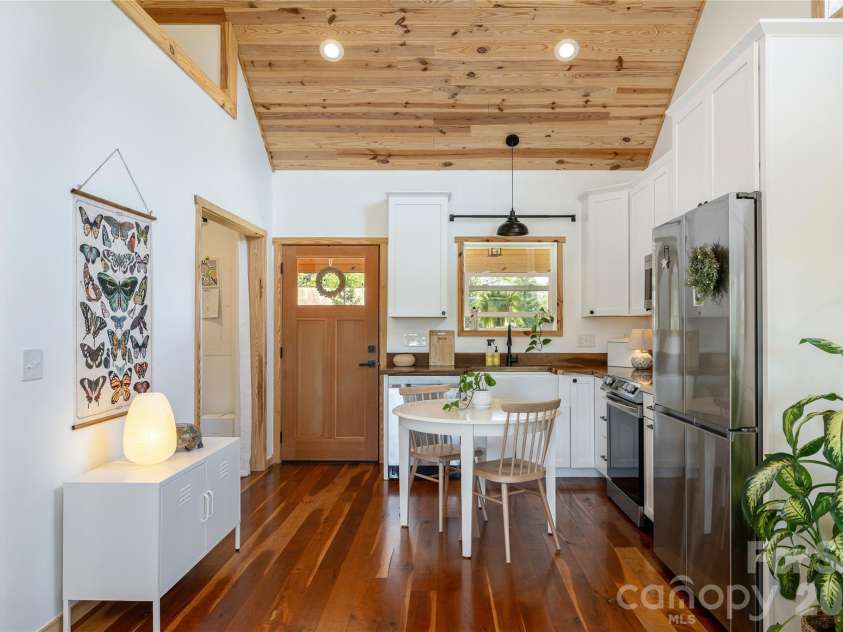 18 Bear View Drive, Hendersonville, NC 28792.  MLS# CAR4376417, YatesRealty ID 20881. 