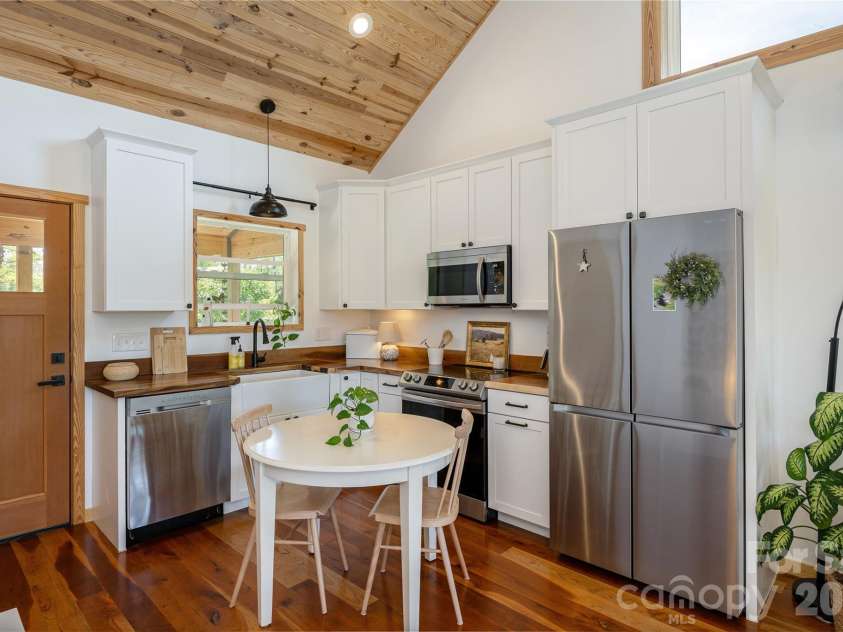 18 Bear View Drive, Hendersonville, NC 28792.  MLS# CAR4376417, YatesRealty ID 20881. 
