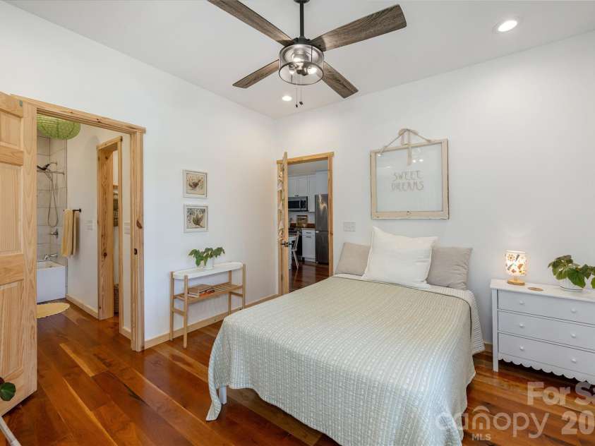 18 Bear View Drive, Hendersonville, NC 28792.  MLS# CAR4376417, YatesRealty ID 20881. 