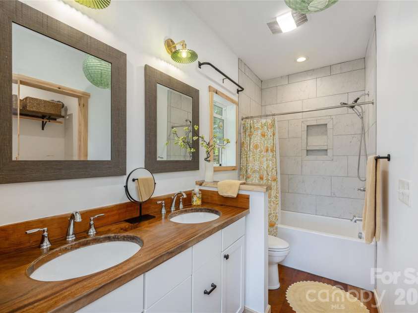18 Bear View Drive, Hendersonville, NC 28792.  MLS# CAR4376417, YatesRealty ID 20881. 