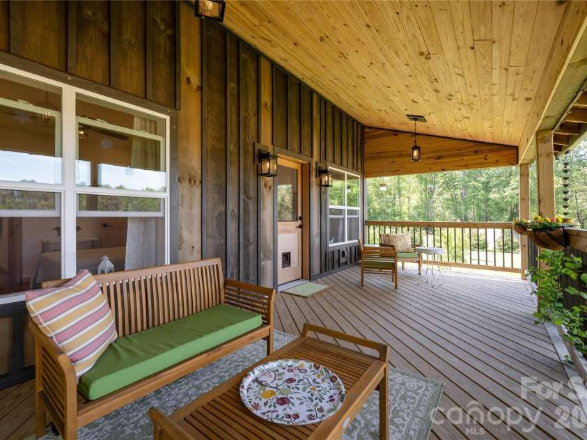 18 Bear View Drive, Hendersonville, NC 28792.  MLS# CAR4376417, YatesRealty ID 20881. 