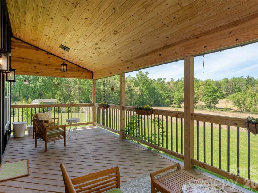 18 Bear View Drive, Hendersonville, NC 28792.  MLS# CAR4376417, YatesRealty ID 20881. 