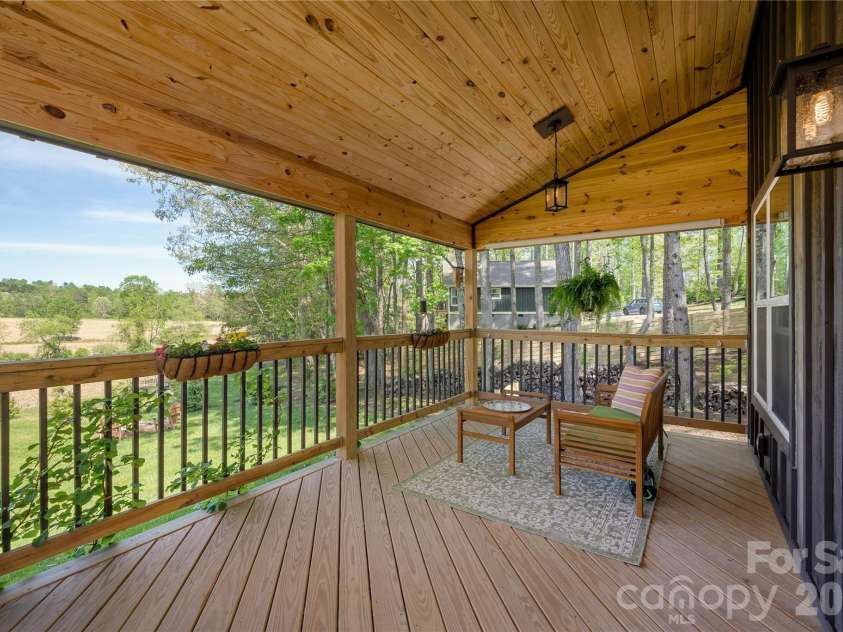 18 Bear View Drive, Hendersonville, NC 28792.  MLS# CAR4376417, YatesRealty ID 20881. 