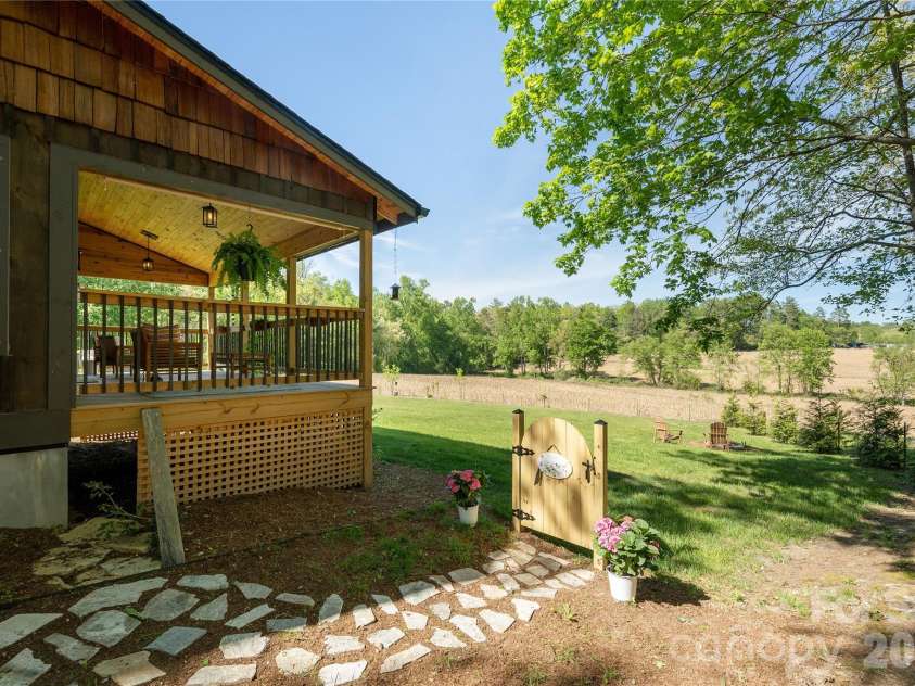 18 Bear View Drive, Hendersonville, NC 28792.  MLS# CAR4376417, YatesRealty ID 20881. 