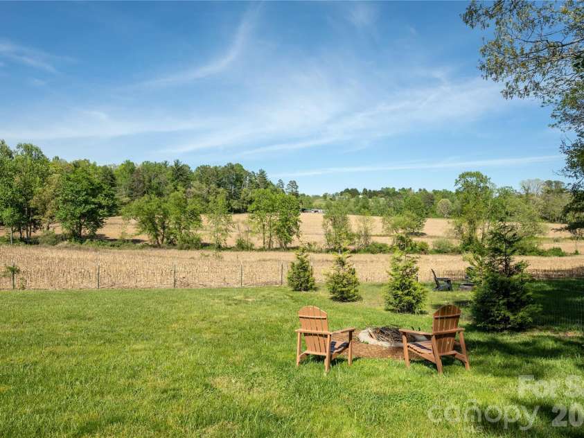 18 Bear View Drive, Hendersonville, NC 28792.  MLS# CAR4376417, YatesRealty ID 20881. 