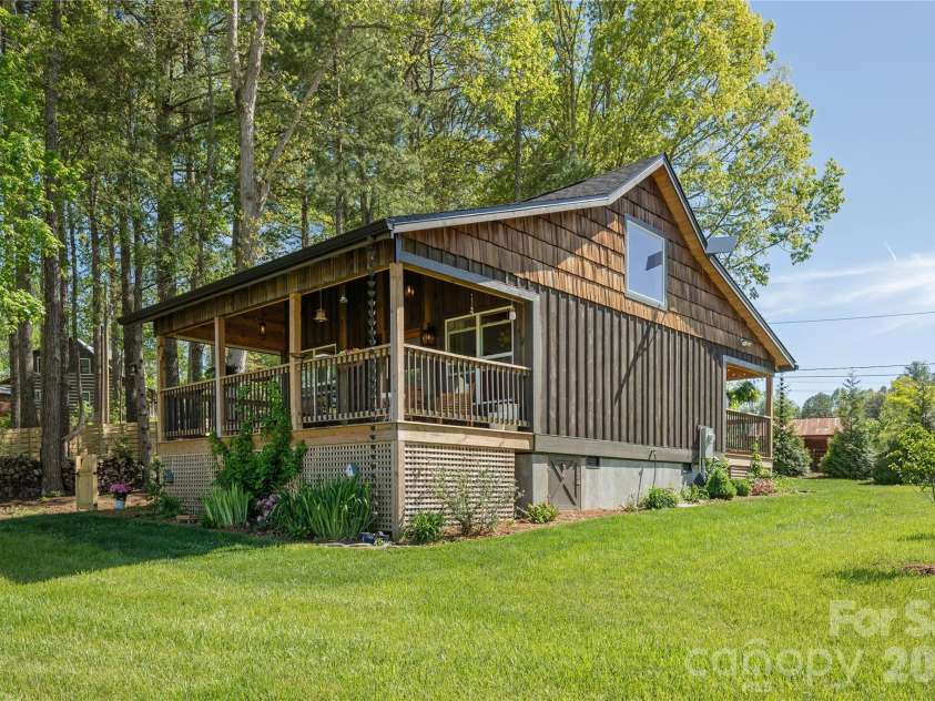 18 Bear View Drive, Hendersonville, NC 28792.  MLS# CAR4376417, YatesRealty ID 20881. 