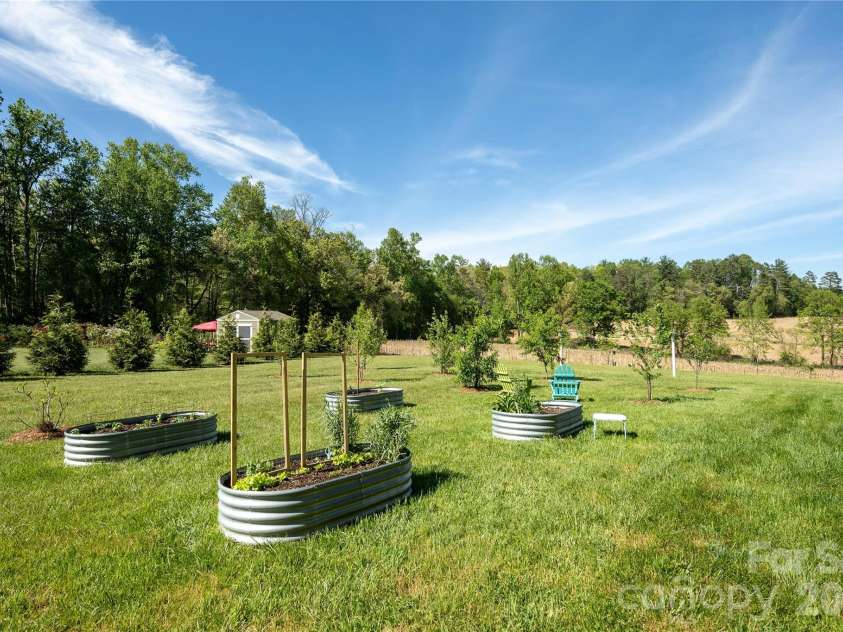 18 Bear View Drive, Hendersonville, NC 28792.  MLS# CAR4376417, YatesRealty ID 20881. 