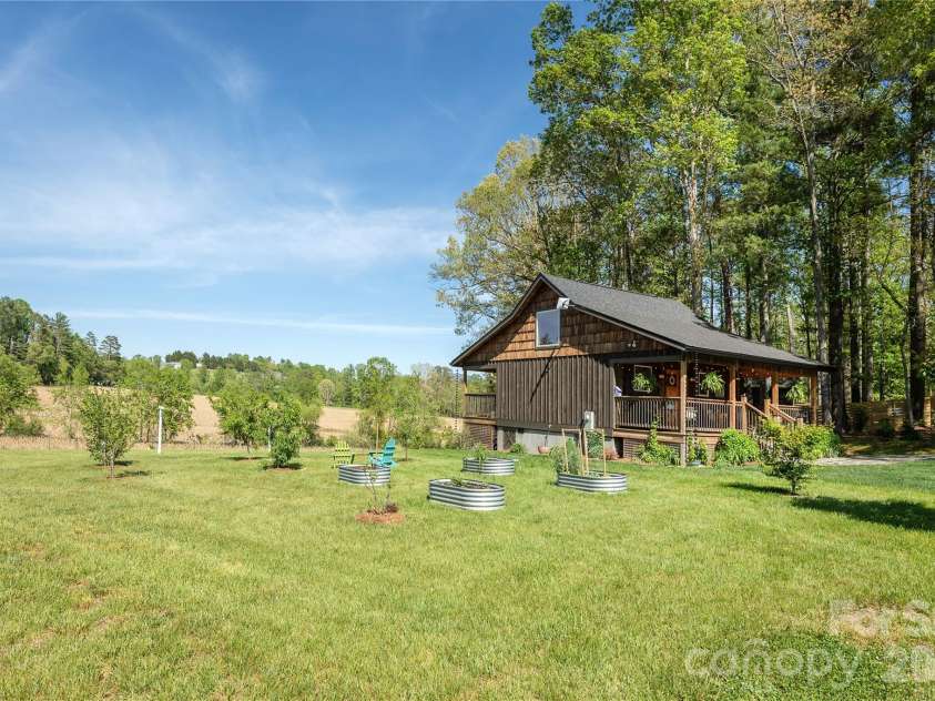 18 Bear View Drive, Hendersonville, NC 28792.  MLS# CAR4376417, YatesRealty ID 20881. 