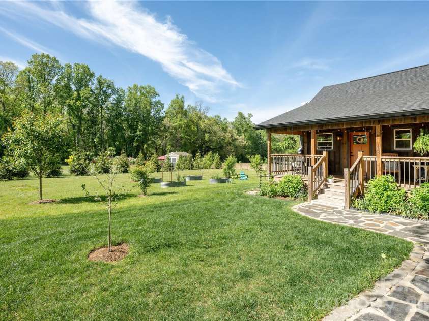 18 Bear View Drive, Hendersonville, NC 28792.  MLS# CAR4376417, YatesRealty ID 20881. 