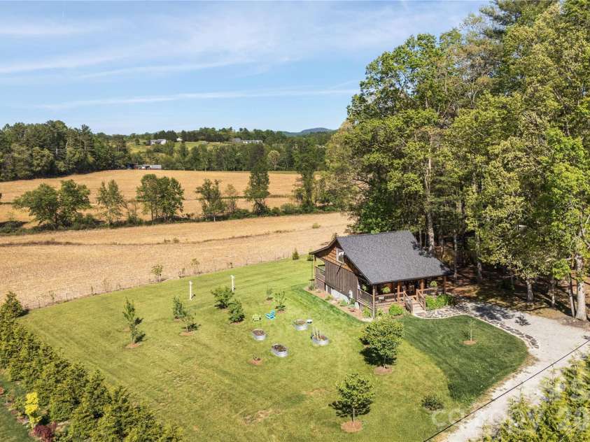 18 Bear View Drive, Hendersonville, NC 28792.  MLS# CAR4376417, YatesRealty ID 20881. 