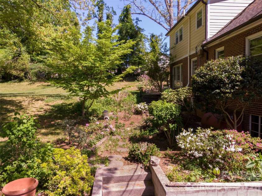 216 31st Avenue, Hickory, NC 28601.  MLS# CAR4349538, YatesRealty ID 20884. Backyard