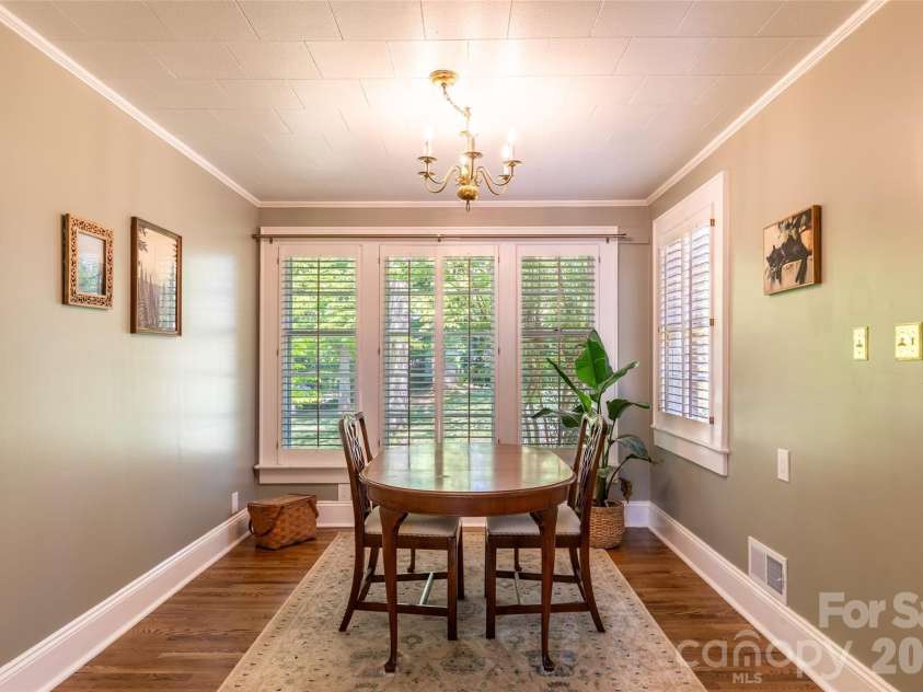 216 31st Avenue, Hickory, NC 28601.  MLS# CAR4349538, YatesRealty ID 20884. Dining room