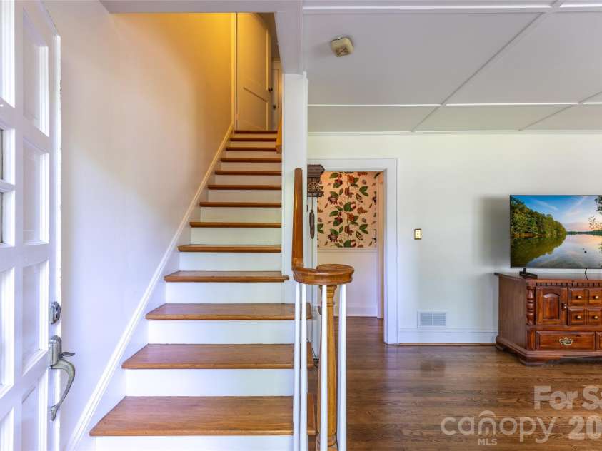 216 31st Avenue, Hickory, NC 28601.  MLS# CAR4349538, YatesRealty ID 20884. Foyer
