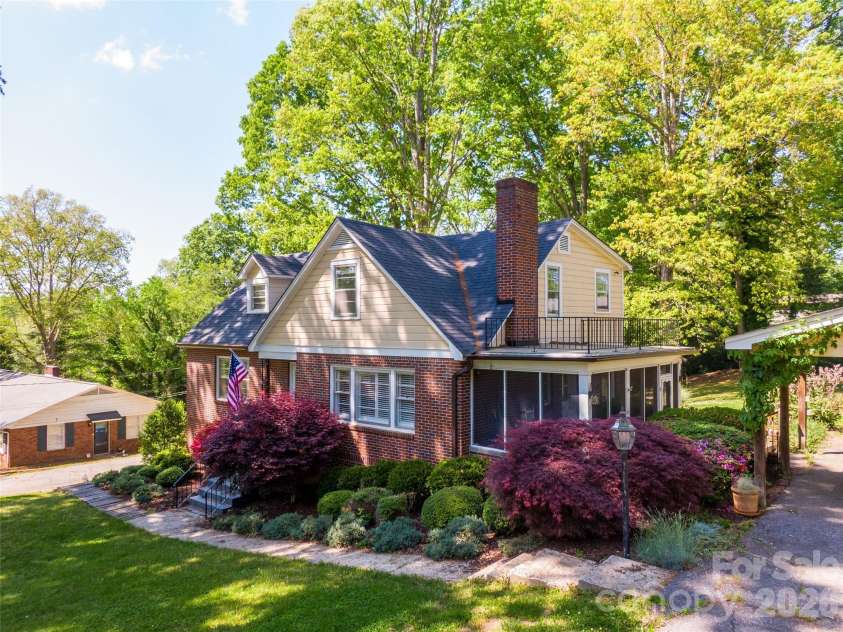 216 31st Avenue, Hickory, NC 28601.  MLS# CAR4349538, YatesRealty ID 20884. Front